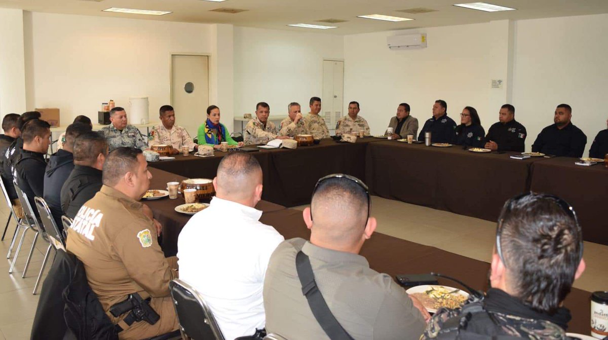 nmaspiedrasneg's tweet photo. Reunión de #Seguridad @villarreal_sonia titular @SSPCOAH Gral. Mondragón Comandante de la  47/va. Zona Militar; Inspector Gral. Noguez Coordinador Regional @GN_MÉXICO_ Mandos de Coordinación Policial #RegiónNorte #TrabajoCoordinado por la #Seguridad de #Coahuila https://t.co/gjSpW2dHsz