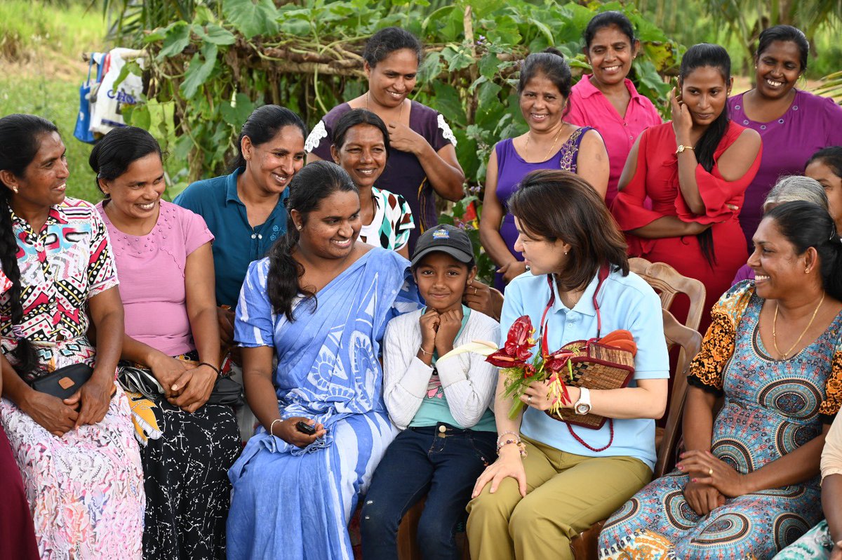AzusaKubota's tweet photo. Under #SriLanka govt,  @UNDPSriLanka @theGCF integrated💦 mgt project, women have been trained 2 turn water hyacinth from the tanks of a cascading irrigation system into unique handicrafts. They enjoy #economic independence &amp; protect environment. @Janathakshan @SAPSriLanka https://t.co/OXLuWLyWiN