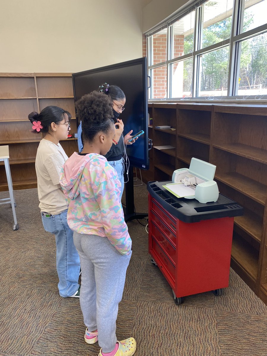rchlmc's tweet image. I have classes in the MC today learning how to use the new school Cricut for multimedia collage projects for Mr. Duncan! They learned how to use the design software on both their school Chromebooks and phones. @SGHSStorm @SGHSScience #GCSlibrariesengage