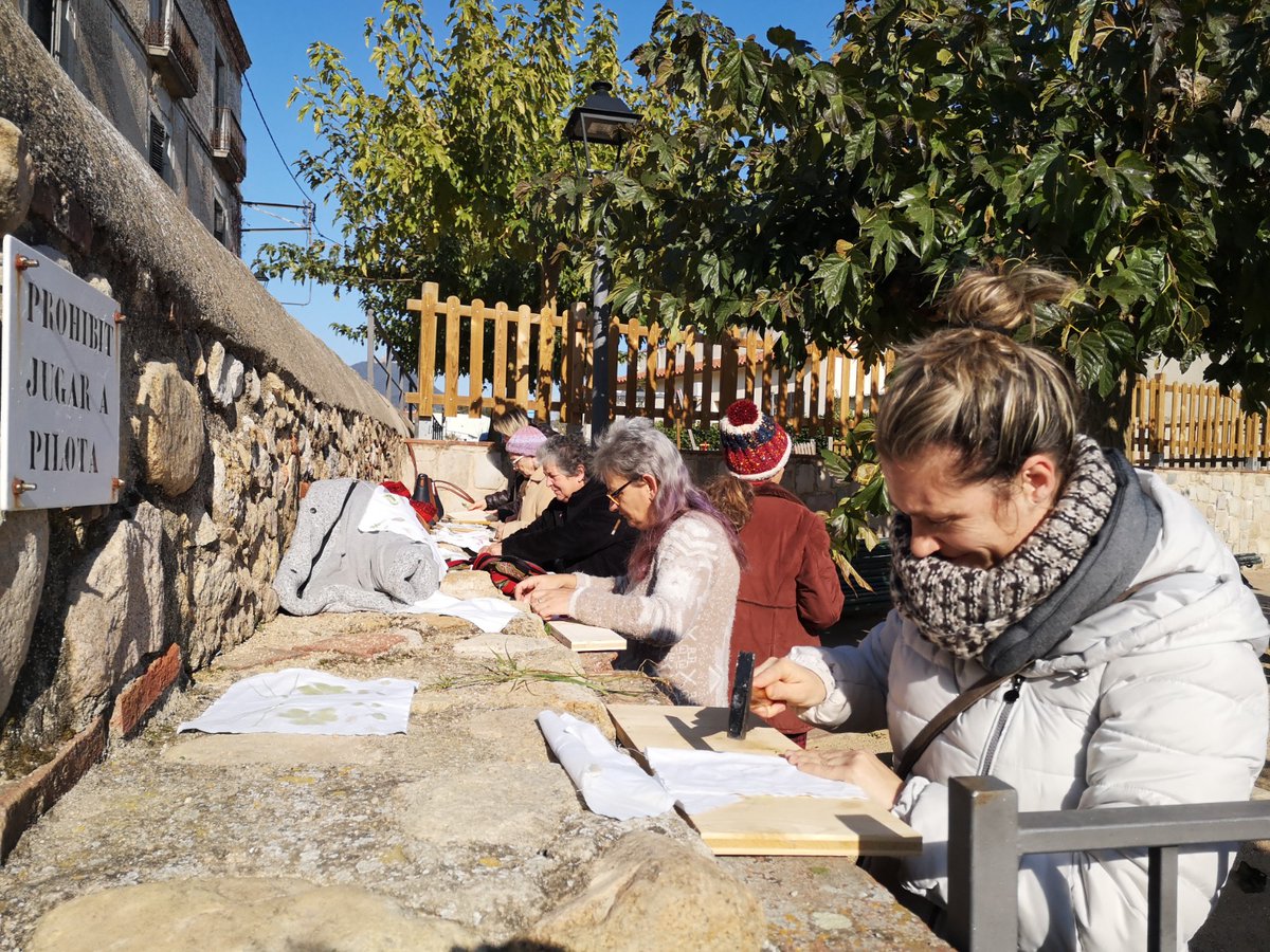 montseny's tweet photo. 🛠️Tornen els tallers "Les dones del Montseny aprenem juntes" 
Tallers creatius per crear xarxa, compartir, sumar i aprendre tècniques artístiques per treballar la llana, costura, dibuix, cosmètica i molt més. A Seva i Arbúcies 
💜Activitat emmarcada en el Pla d'igualtat de gènere https://t.co/y3YaTXY60N