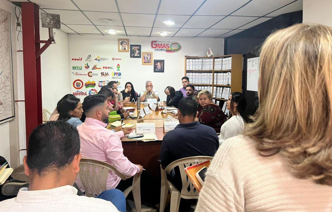 Reunión ordinaria de la Gran Misión Abastecimiento Soberano, en plan de acción en los territorios y seguimiento de las actividades en pro de la soberanía alimentaria del Estado Táchira.
<a href="/NicolasMaduro/">Nicolás Maduro</a> 
<a href="/wcastroPSUV/">Wilmar Castro</a> 
<a href="/MinAgriculturaV/">MinAgriculturaVe</a> 
<a href="/FreddyBernal/">Freddy Bernal</a> 
<a href="/Gob_Tachira/">Gobernación del estado Táchira</a> 
<a href="/gmas_tachira1/">GMAS_TACHIRA</a>