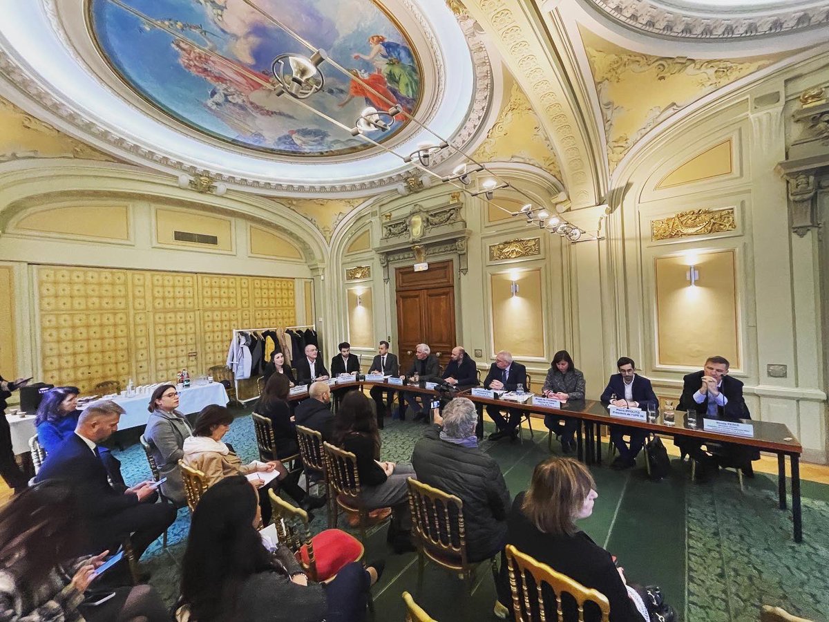 Nice2028eu's tweet photo. 🖌️ Aujourd’hui, en présence de @MagaliAltounian, la @CCIcotedazur, 
l’ @UPE_06 , la @FrenchTechCdA,  les Chambres de commerce de Cuneo, Imperia et San Remo et la Chambre de Commerce Italienne de Nice se réunissent pour signer la charte d’engagement citoyen des entreprises. https://t.co/YBGz62wHYG