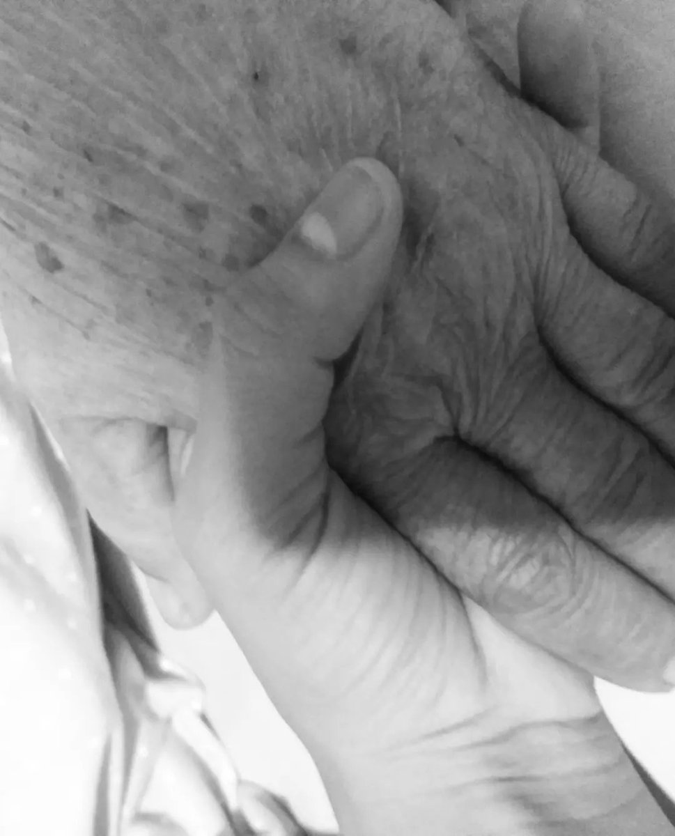 _senahelen's tweet photo. Vó, vou te levar no coração assim como levo Jesus e minha mãe! 
Obrigada por tudo ❤️😔🏴
#LutoEterno https://t.co/V43P9WxGoL