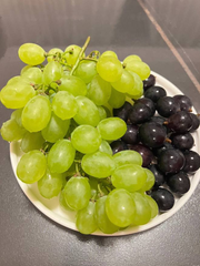 GheliyaX's tweet photo. There are many fruits I like, such as red dragon fruit, small fragrant pear, sweet and refreshing watermelon. But my favorite fruit is grapes, and more importantly, grapes are sweet and delicious When grapes are not ripe, The skin is emerald green🥰🥰 https://t.co/drydx5ApHC