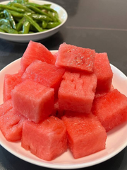 GheliyaX's tweet photo. There are many fruits I like, such as red dragon fruit, small fragrant pear, sweet and refreshing watermelon. But my favorite fruit is grapes, and more importantly, grapes are sweet and delicious When grapes are not ripe, The skin is emerald green🥰🥰 https://t.co/drydx5ApHC