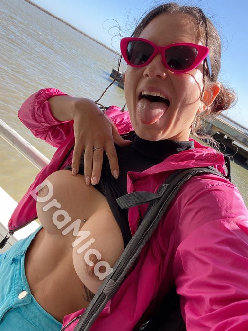 Estoy de vacaciones en la playa! Pero les dejo un 60% OFF en mi OnlyFans para que no me extra&ntilde;en!  @dramicaela<a href="/tag/mvsales"class="tags"><span>#mvsales</span></a>