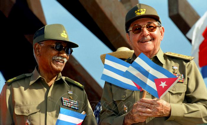 CIGBCuba's tweet photo. #27febrero1958 
Ascenso a Comandantes de los capitanes Raúl Castro Ruz y Juan Almeida Bosque, por el Comandante en Jefe Fidel Castro Ruz; orden que, a su vez, los establecía como jefes de las nuevas columnas guerrilleras 6 y 3, respectivamente. #CubaViveEnSuHistoria. https://t.co/4bsvxTEZ7l