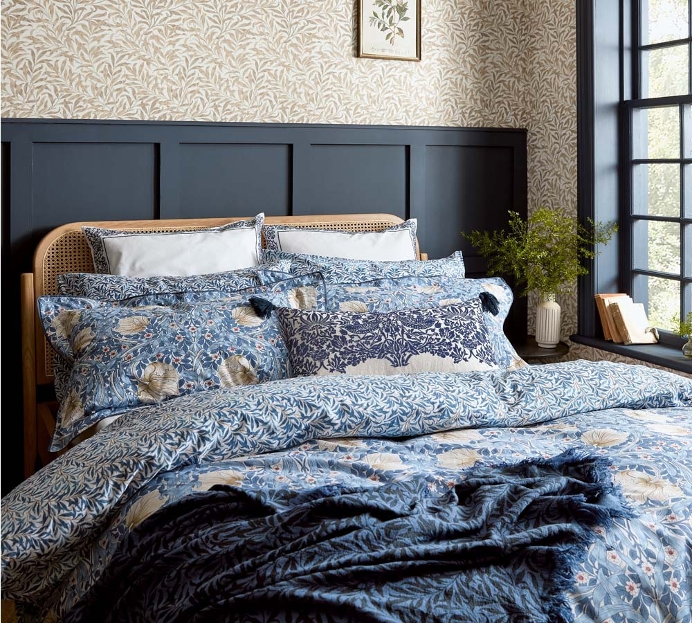 JonesAndTomlin's tweet image. The serene tulips on these beautiful blue bed sheets are a classic William Morris design. The timeless accessories complete the look perfectly.

Order your Pimpernel Woad Blue Duvet Set bit.ly/pimpernel-duve…

#Morris #BedSheetSet #DuvetSet #BedLinen #CottonBedSheets