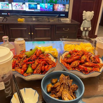 ai_leeya's tweet photo. For today's midnight snack, the crayfish are really delicious, but peeling off the shells is a hassle. I hope that next time I eat crayfish, I don't have to peel the shells myself.🥰🥰 https://t.co/GP6fUcBwCz