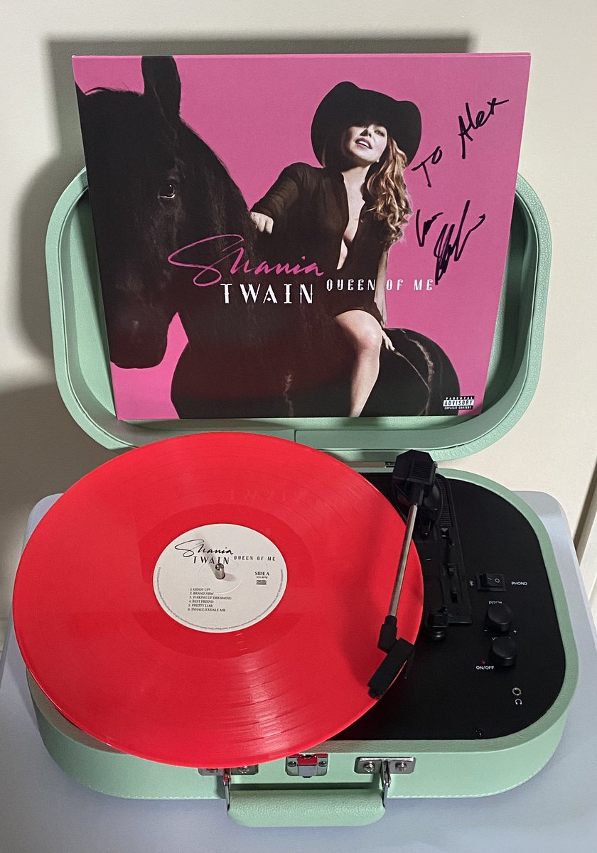 Listening to this #masterpiece again @ShaniaTwain #QueenOfMe #QueenOfCountry #HMV #GiddyUp #shaniatwain #shania #signed #Country #PrettyLiar #CountryPop ❤️❤️