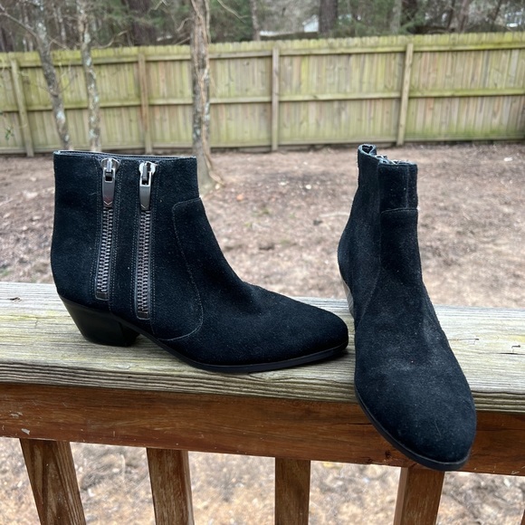 VBanksDesigns's tweet image. So good I had to share! Check out all the items I'm loving on @Poshmarkapp #poshmark #fashion #style #shopmycloset #blowfish #pajar #viaspiga: posh.mk/jg6G9YcrLxb