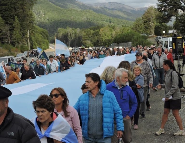 📢Más de 300 vecinos de Villa La Angostura se manifestaron el viernes para exigir que se culmine la Ruta de la Circunvalación, obra detenida por el reclamo territorial que lleva adelante la Comunidad Mapuche Paisil Antriao. Convocó el grupo "Comunidad Angostura". 📸Diario Andino.