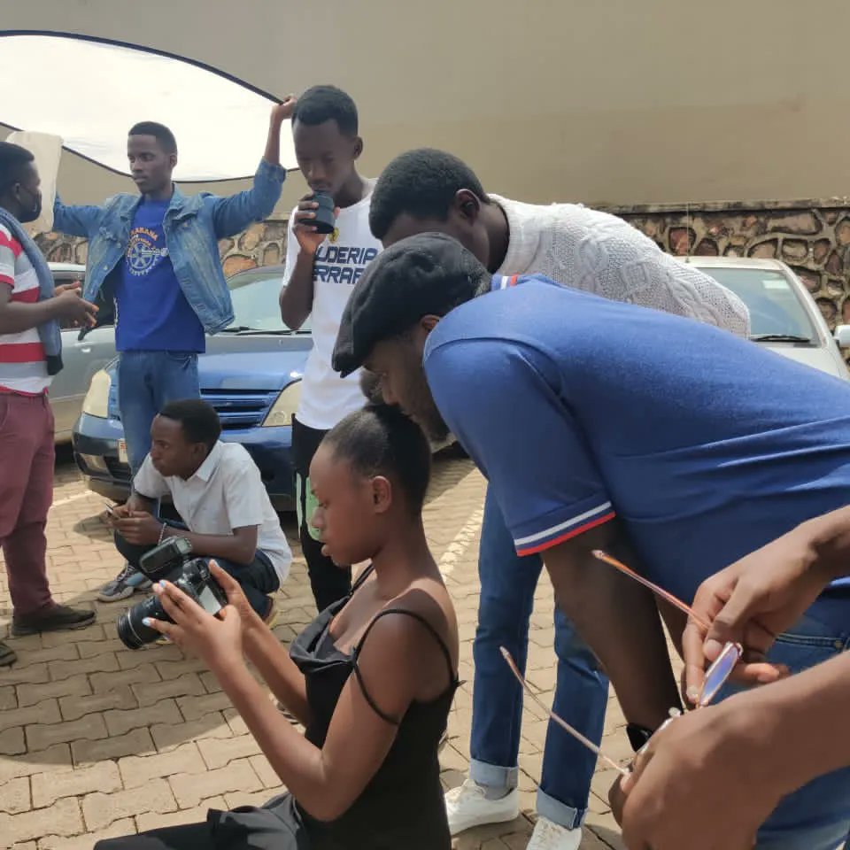 smari_institute's tweet photo. #smari photojournalism students learning how to capture events and facts. In photojournalism, every photo tells the truth and shows reality.
#using images to tell a story.
#skillingAfricasyouth
@smari_institute
@MotivUG https://t.co/s68t7ckHWH