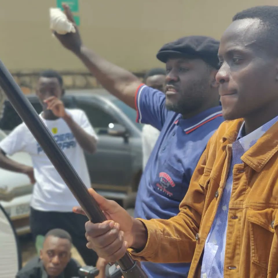 smari_institute's tweet photo. #smari photojournalism students learning how to capture events and facts. In photojournalism, every photo tells the truth and shows reality.
#using images to tell a story.
#skillingAfricasyouth
@smari_institute
@MotivUG https://t.co/s68t7ckHWH