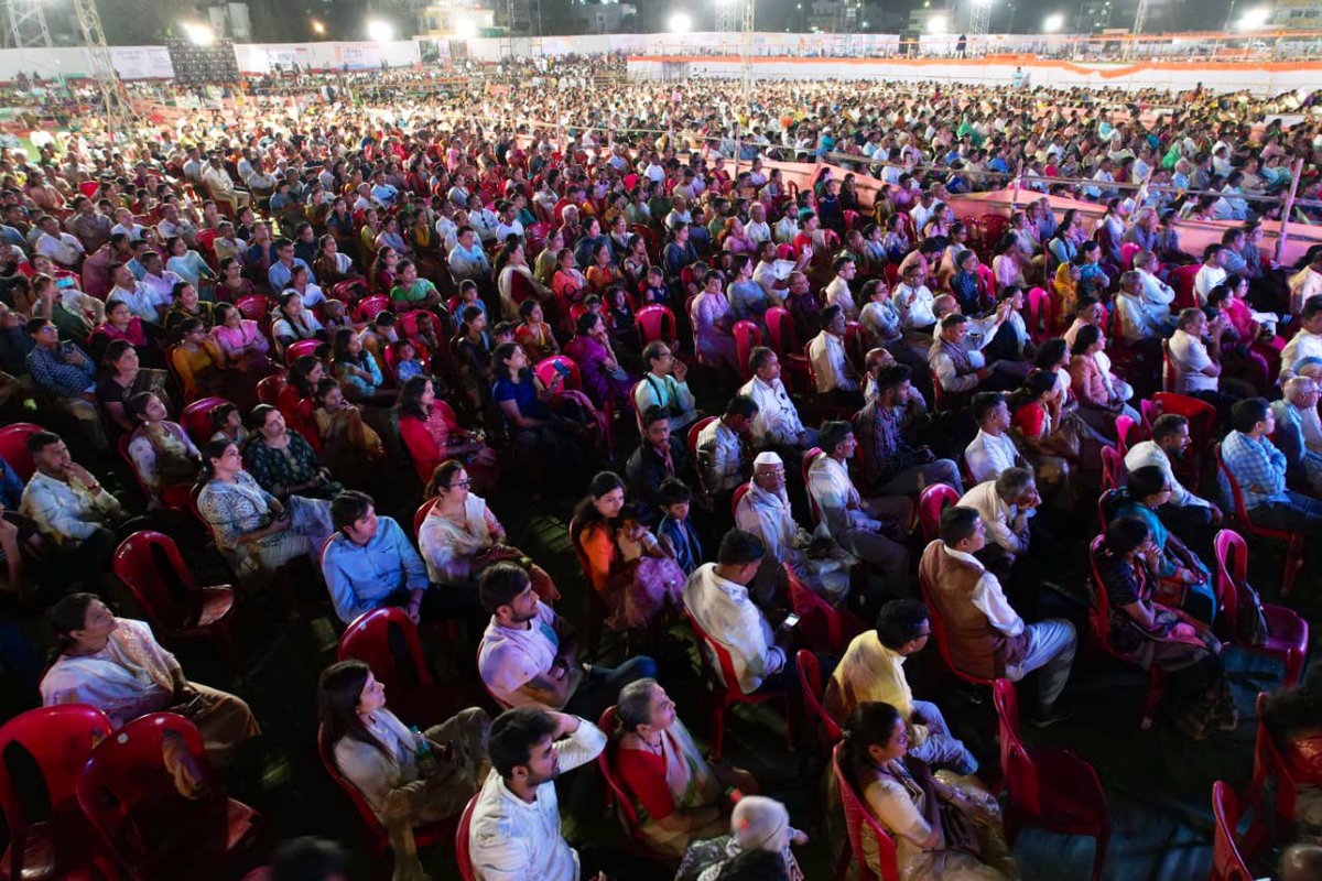 Gurudev's tweet photo. The Maharashtra tour continues with an evening of music, wisdom, and meditation at the Maha Satsang in Akola. https://t.co/jOUNPXDqgE