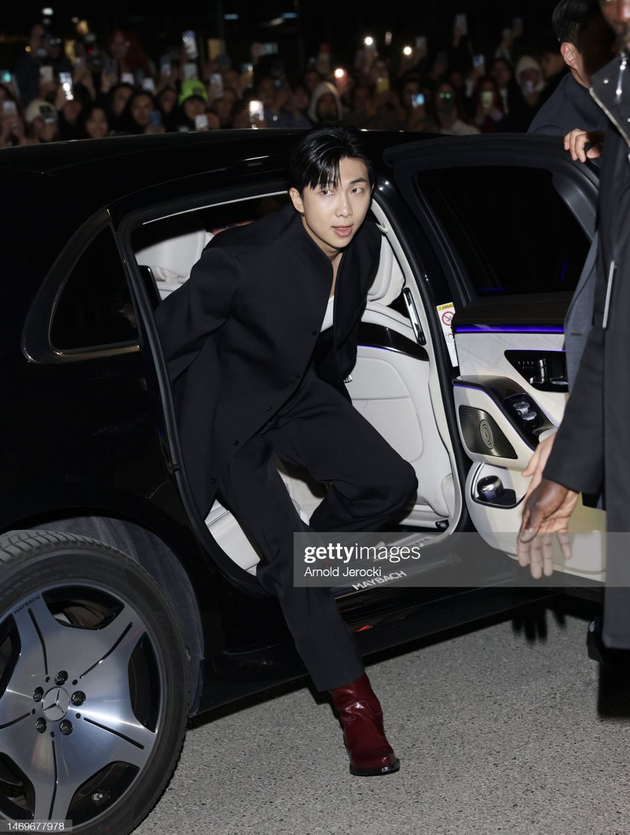 vminberrie's tweet photo. Ofc the main character 🖤
#RMxBOTTEGAVENETA
RM X BOTTEGA VENETA
#BottegaVeneta_RM
RMILAN FASHION WEEK
#RMInMilan https://t.co/G0llXLOAhy