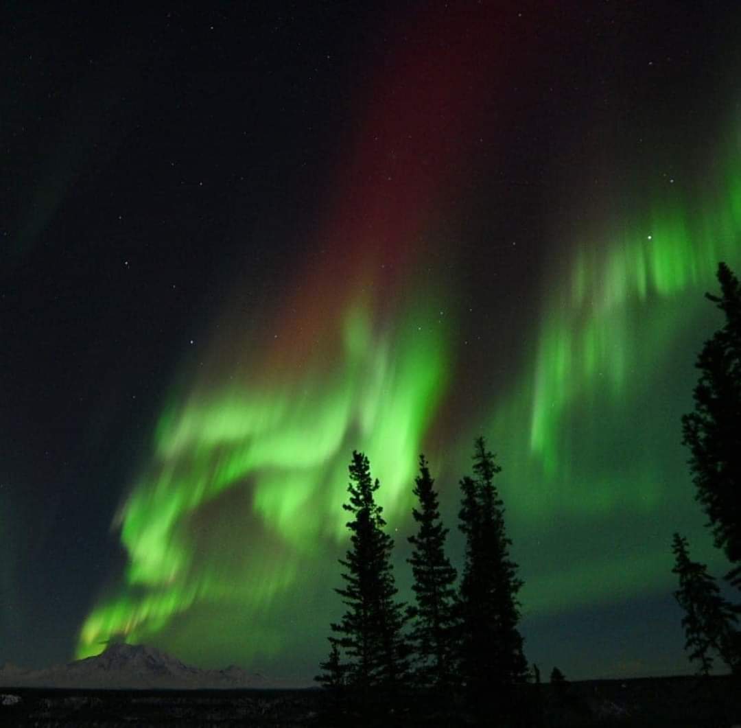 PilotBreadBoy's tweet photo. Alaska doing its thing last night. https://t.co/ne5ntcOV1D