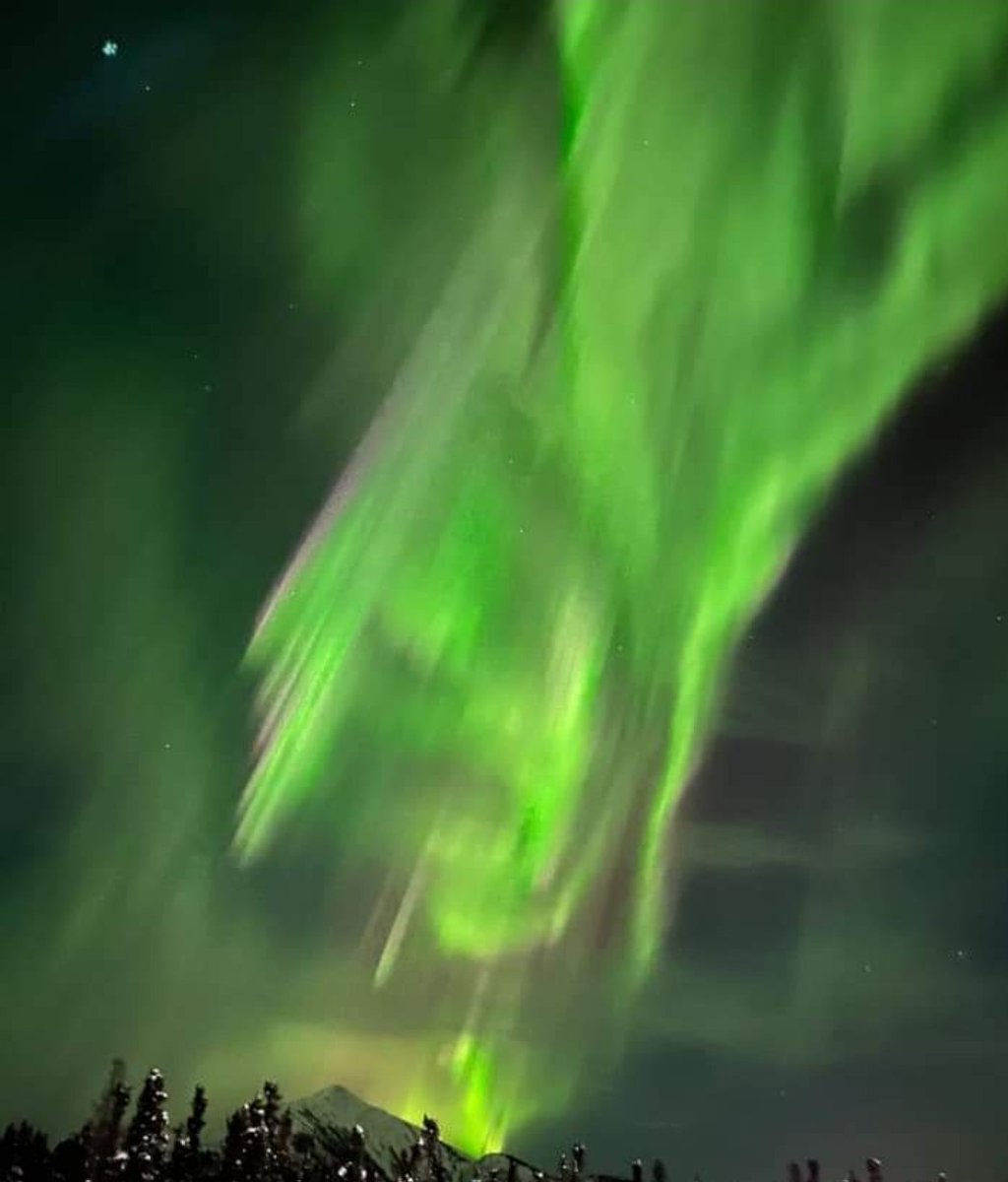 PilotBreadBoy's tweet photo. Alaska doing its thing last night. https://t.co/ne5ntcOV1D