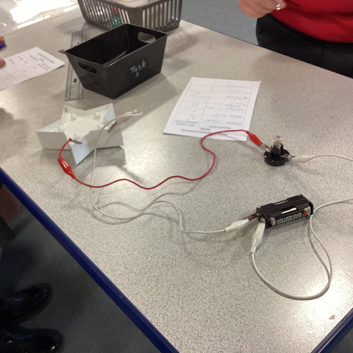 MoorlandsHudds's tweet image. Year 5 investigates the electrical conductivity of different materials #MPSscience #MPSYear5