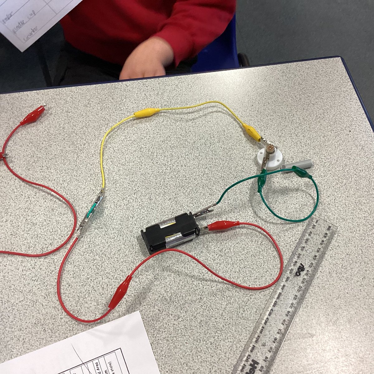 MoorlandsHudds's tweet image. Year 5 investigates the electrical conductivity of different materials #MPSscience #MPSYear5