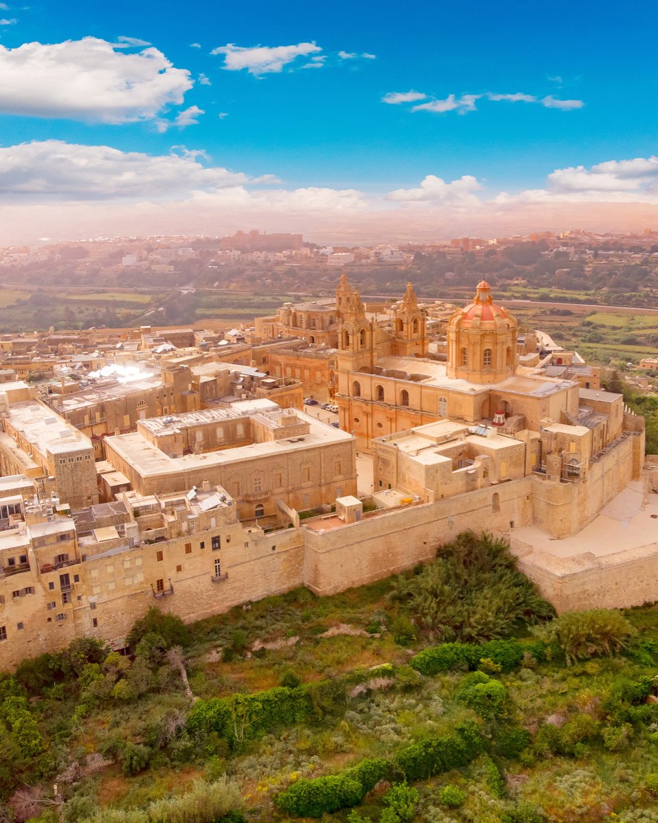 ¿Sabías que Mdina fue la antigua capital de Malta hasta el siglo XVI? 🧐

En ella encontrarás algunas maravillas arquitectónicas como la imponente Catedral de San Pablo, así como otros edificios religiosos. ⛪

¿Te animas a perderte por sus calles?