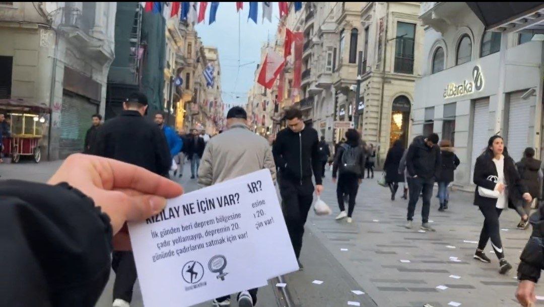 Kızılay ne için var?" diyerek kuşlama yapan 4 üniversiteli arkadaşımız gözaltına alındı. 

Bastırmaya çalıştığınız sesimizi memleketin her yerinden yükselteceğiz!

Gözaltına alınan arkadaşlarımız derhal serbest bırakılsın!