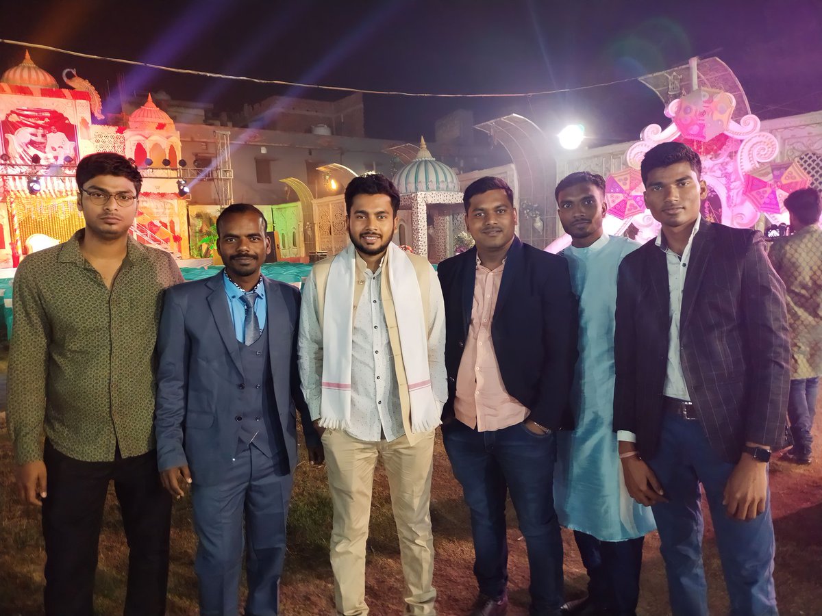 abhishekavy's tweet photo. प्रिय मित्र Prince Singh की बहन की शादी में अपने बचपन के मित्रों के साथ शामिल हुआ।
                         आपका अभिषेक यादव
#शिवहर_सभापति_उम्मीदवार  #नगर_परिषद_शिवहर 
#युवा_सभापति_उम्मीदवार  #abhishekyadavsheohar https://t.co/uF6qbZH2ne