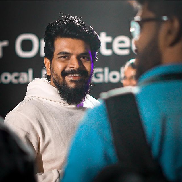 DPrasadYoutuber's tweet photo. Anukokunda tesina photos ye baga vasthai plan chesi tesinavi biscuit avuthai 😝 meku eppudaya jarigindha ila 😀 #vivoTechDay https://t.co/VXBTgCBegE