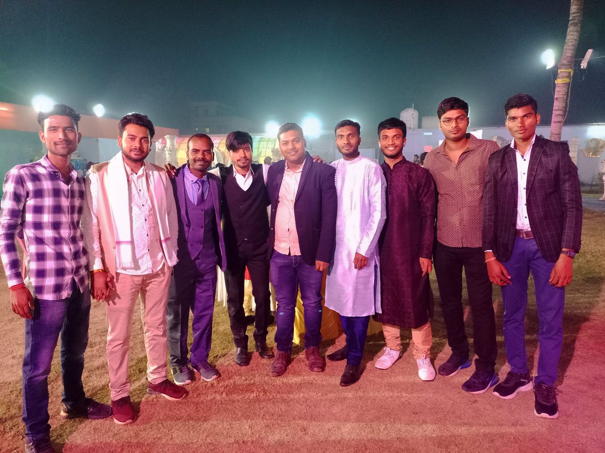 abhishekavy's tweet photo. प्रिय मित्र Prince Singh की बहन की शादी में अपने बचपन के मित्रों के साथ शामिल हुआ।
                         आपका अभिषेक यादव
#शिवहर_सभापति_उम्मीदवार  #नगर_परिषद_शिवहर 
#युवा_सभापति_उम्मीदवार  #abhishekyadavsheohar https://t.co/uF6qbZH2ne
