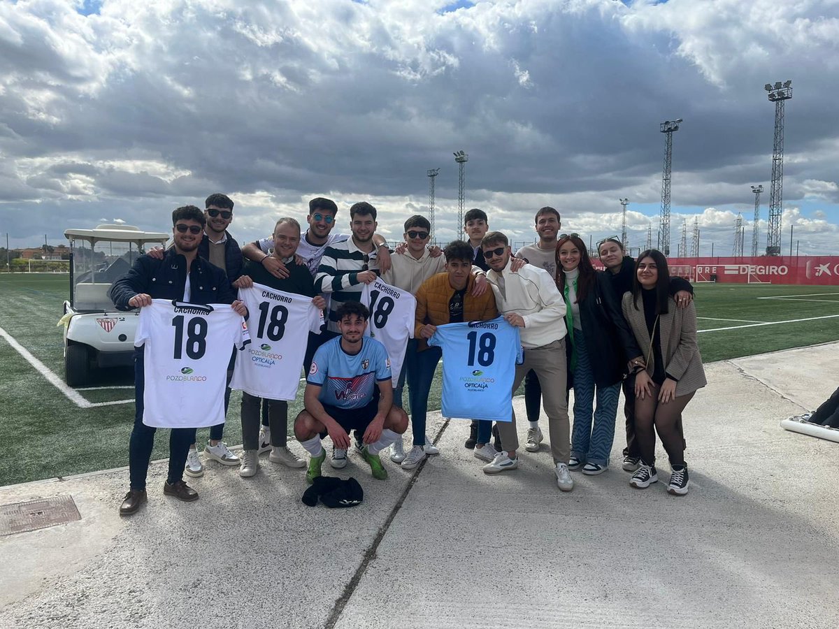 C_DPozoblanco's tweet photo. ¡Ayer no estuvimos solos en Sevilla!

Gracias a amigos, familiares y toda la gente que se desplazó para animar al CD Pozoblanco 💪🏽🤍 https://t.co/nPiadK2TVT