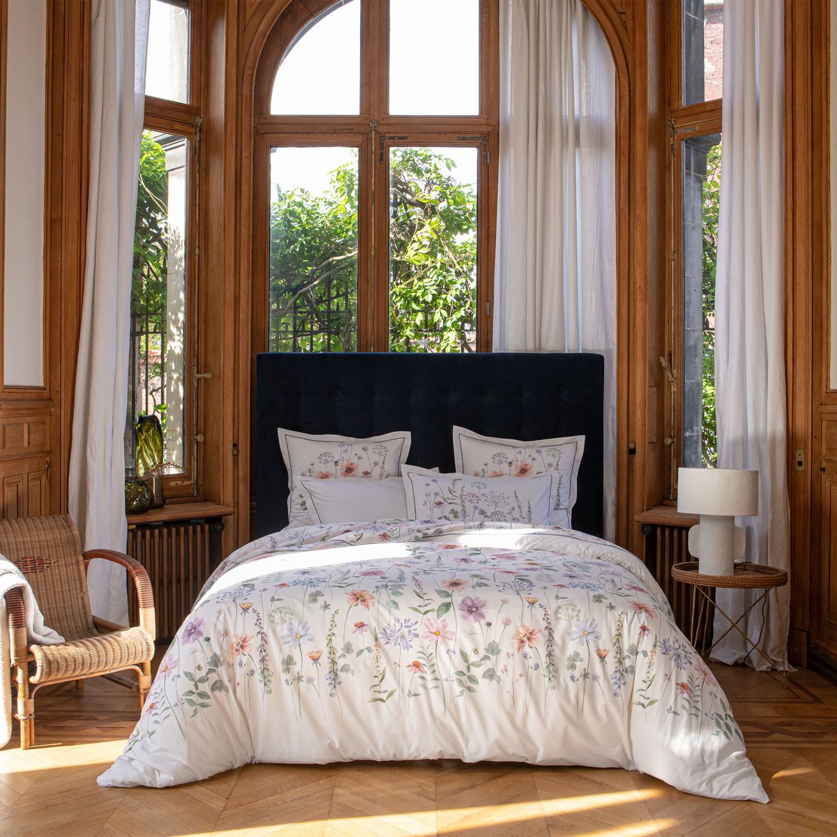 DefiningEleganc's tweet image. A Calming Floral Look For Bedrooms - Dress your bedroom for Spring with this bedding featuring a herbarium-style floral with a warm off-white background.  #AnnDeSolene #DefiningEleganceDotCom #Duvet #Sham definingelegance.com/Anne-de-Solene…