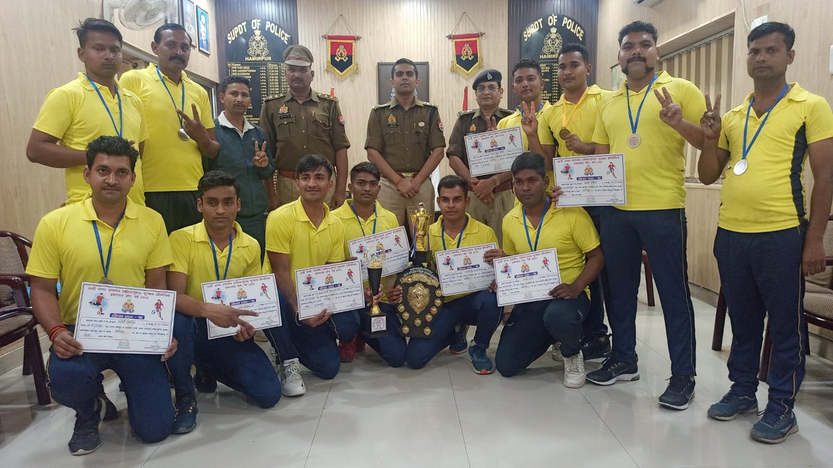 26 वीं अंतर्जनपदीय फुटबॉल प्रतियोगिता की विजेता महिला पुलिस टीम व उपविजेता हमीरपुर पुलिस टीम को प्रशस्ति पत्र देकर पुलिस अधीक्षक हमीरपुर <a href="/ipsshubhampatel/">Shubham Patel</a> द्वारा सम्मानित किया गया।