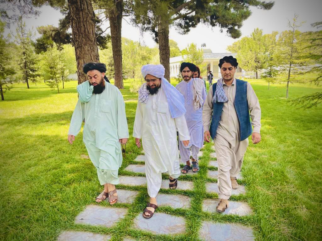 Mhassan_n's tweet photo. دا دی کال دې نور پوره شو، مسافره چې ته لاړ یې
د عقباء پۀ لور زمونږ نه، خوږ رهبره چې ته لاړ یې
ټول غازیان دې یتیمان دي، لۀ سنګره چې ته لاړ یې
د هجران پۀ اور دې سوزي قلندره چې ته لاړ یې

بس یو وخت وه لکه خوب تېر شو، د سپیدار ماڼی او د شهید شیخ الاسلام تقبله الله تقبله الله سره https://t.co/6ozyoirsRw