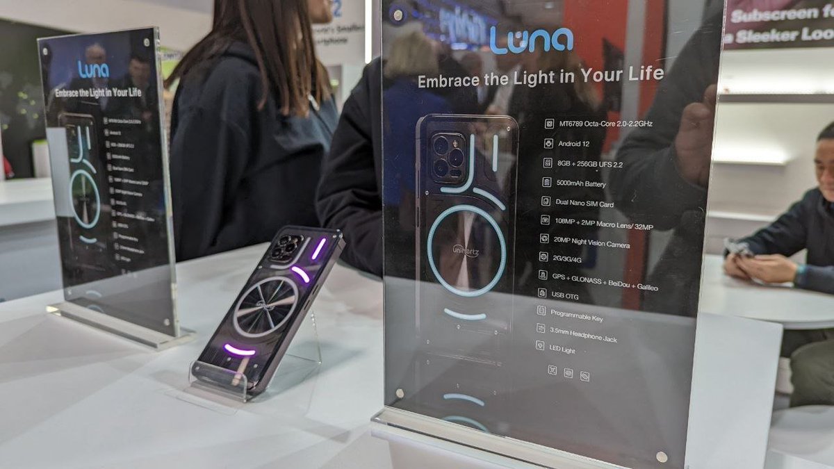 TechDocterz's tweet image. Unihertz Luna is shown in #MWC &amp;amp; will launch in March

MediaTek Helio G99
32MP Front | 108MP+2MP+20MP Night Vision Rear Camera
8GB LPDDR4x RAM
256GB UFS 2.2 Storage
5000mAh🔋
#Android12
Programmable Key
3.5mm🎧Jack
LED Light

Looks like Nothing Phone 1

Price less than $300