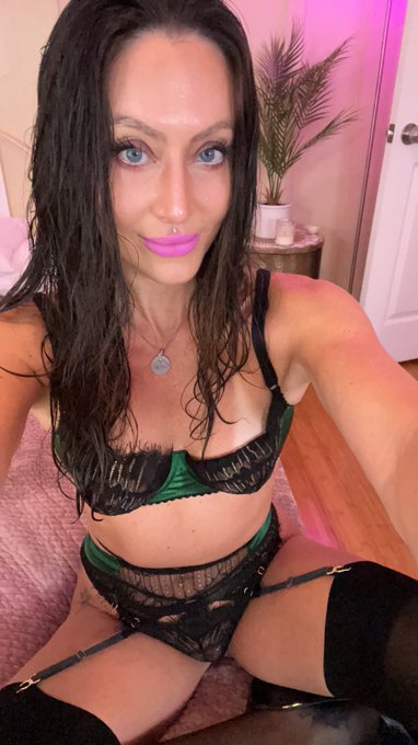 I&rsquo;m live online now. Join me ❤️ https://t.co/1Ie3g7Hthv<a href="/tag/onmfc"class="tags"><span>#onmfc</span></a>