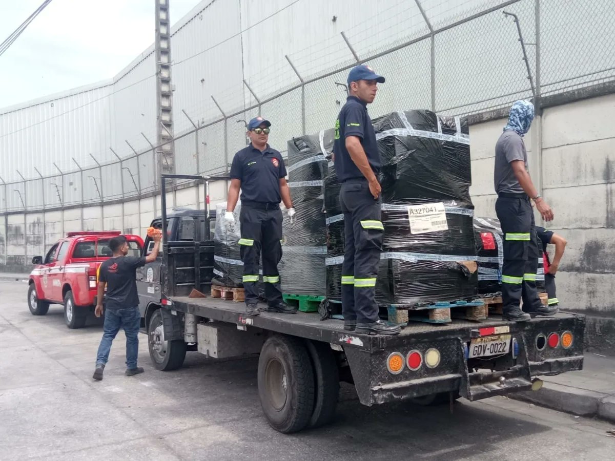 BomberosMantaEc's tweet photo. Se espera el arribo de los instructores del personal #BUSF España, quienes en complemento con su donación, brindarán su contingente humano y compartirán su experticia con el personal de nuestra institución.
Equipos de rescate vehicular, material de asistencia prehospitalaria, https://t.co/gXRFHiVH4N