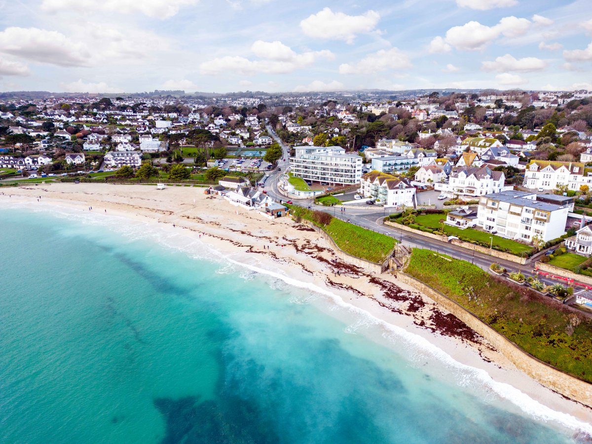 Savills's tweet image. This beautifully presented apartment has #panoramicviews stretching from Pendennis Castle, out to sea, across Gyllyngvase beach and towards the charming Queen Mary gardens.

Take a look around ➡️ sav.li/zbw