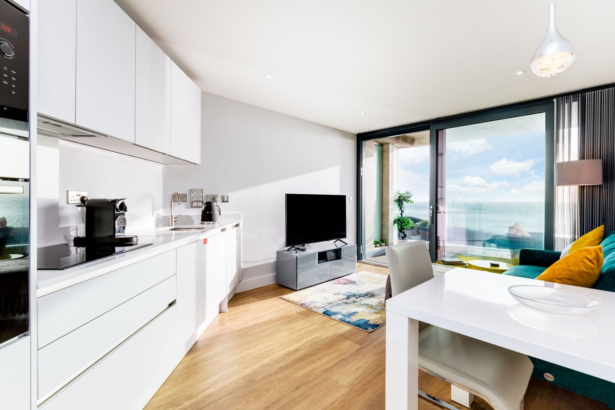 Savills's tweet image. This beautifully presented apartment has #panoramicviews stretching from Pendennis Castle, out to sea, across Gyllyngvase beach and towards the charming Queen Mary gardens.

Take a look around ➡️ sav.li/zbw