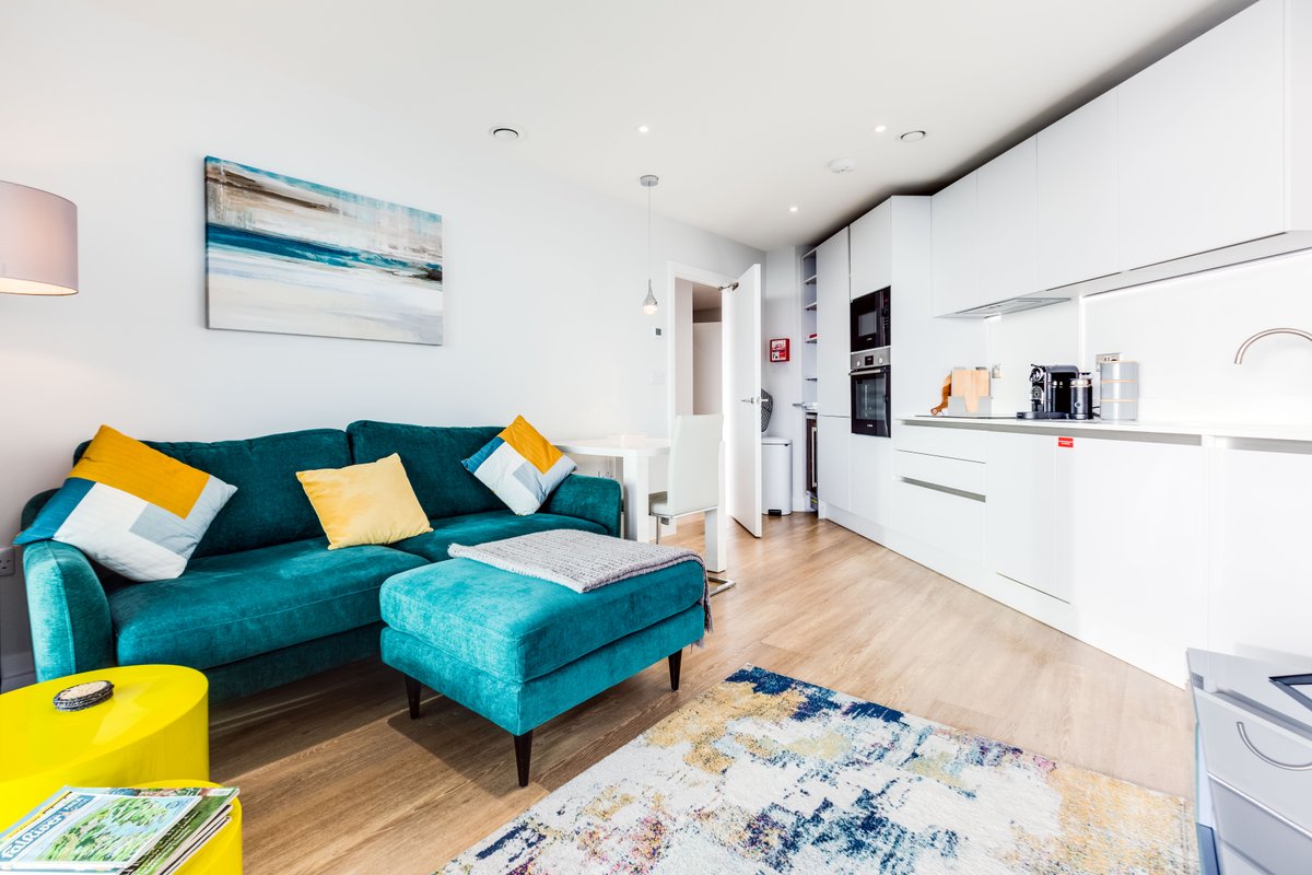 Savills's tweet image. This beautifully presented apartment has #panoramicviews stretching from Pendennis Castle, out to sea, across Gyllyngvase beach and towards the charming Queen Mary gardens.

Take a look around ➡️ sav.li/zbw