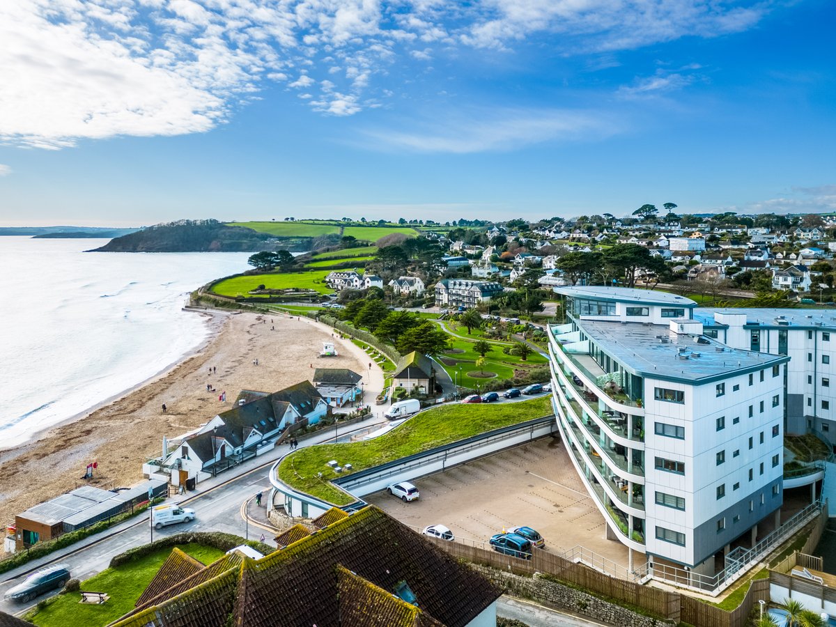 Savills's tweet image. This beautifully presented apartment has #panoramicviews stretching from Pendennis Castle, out to sea, across Gyllyngvase beach and towards the charming Queen Mary gardens.

Take a look around ➡️ sav.li/zbw