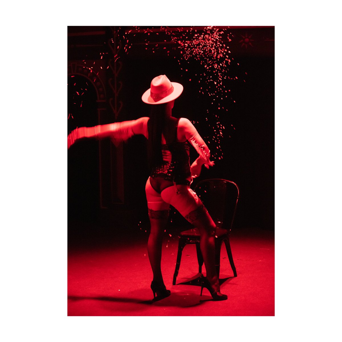 fionacue1's tweet photo. Burlesque Beauty #unicorntheatre #abingdon #oxfordshire #stage #show #talent #burlesque #whip #keepyourhaton #burlesqueshow #burlesqueperformer #fitness #danceshoes https://t.co/vQBUVYSKtC