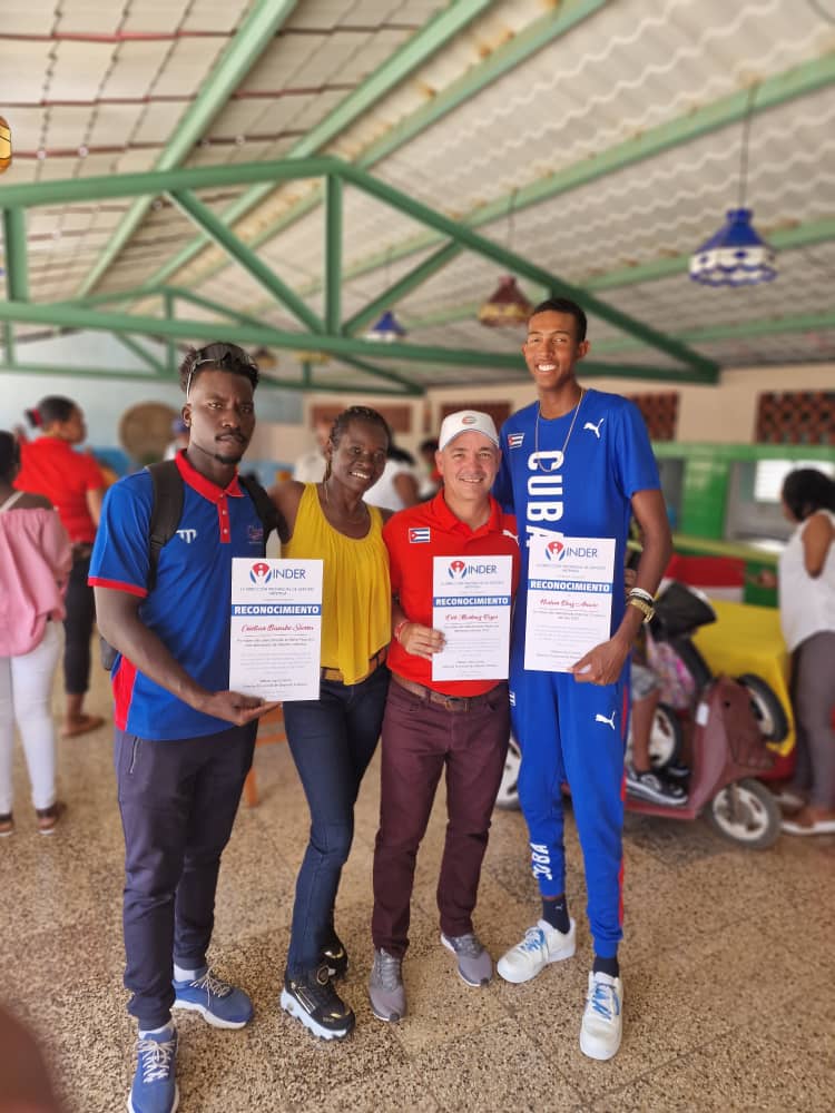 Premiación de los atletas del año en Artemisa. En la foto la familia del voleibol