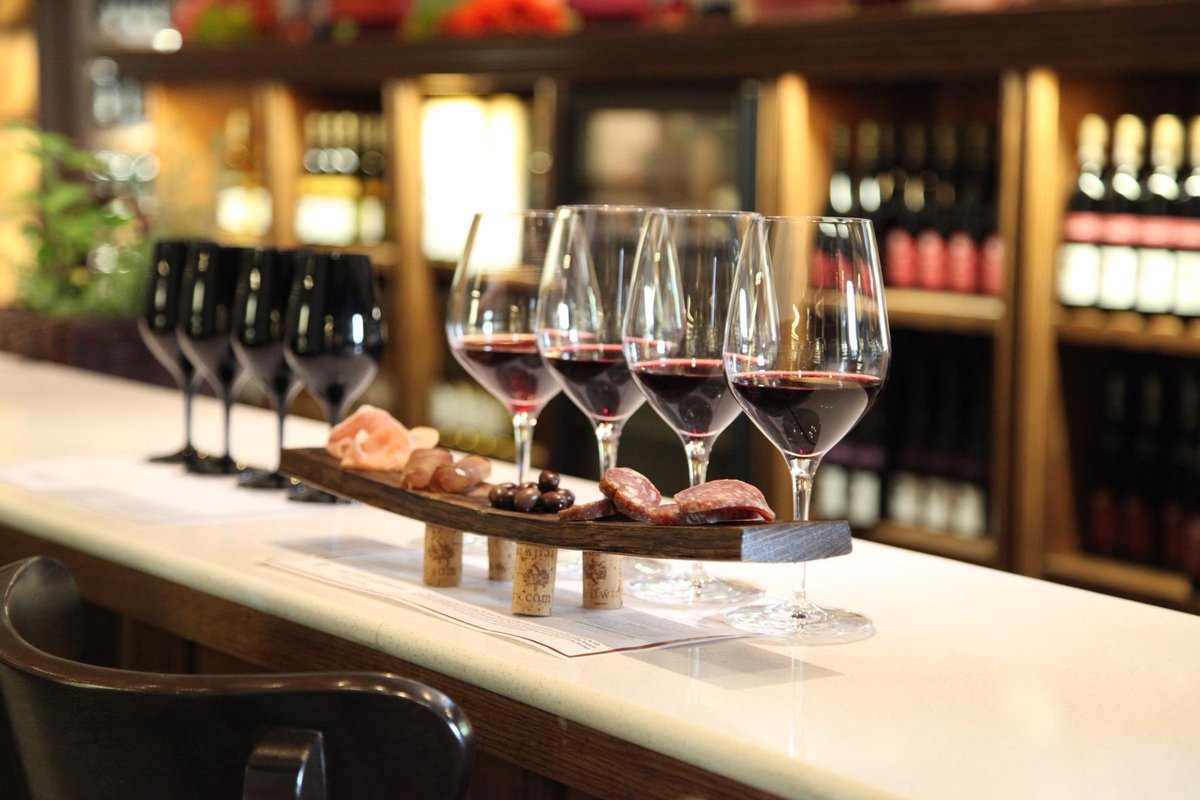 ONCraftWineries's tweet image. Meet the Member Monday! 

Visit @reifestateestate, one of Niagara-on-the-Lake&apos;s founding family wineries. Founded in 1982, this winery is a must visit if in and around the #Niagara Region. #ONwine #VQA