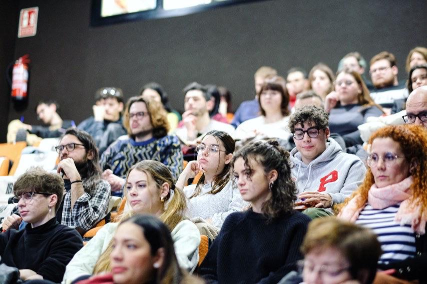 festivalibaff's tweet photo. Hoy hemos inaugurado el VII Seminario de Crítica de Cine con la presencia de Carlos F. Heredero @carlosfheredero, Director editorial de Caimán. Un placer como siempre poder dar la mejor formación con los mejores @caimancdc #IBAFF13 https://t.co/Dyioz4oLTy