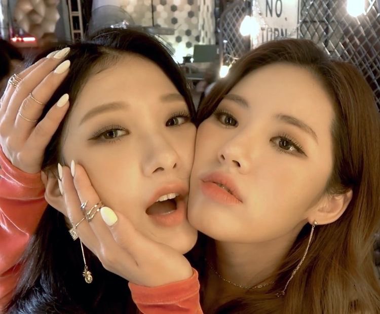 fromisanrio's tweet photo. 👯‍♀️ https://t.co/zMt4W13MaS