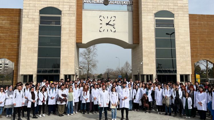 Onurcanxylc's tweet photo. #iucvetkapatiliyor
2019’da yaşanan depremden sonra hasar alan Cerrahpaşa Veteriner Fakültesi binasının yıkılmasından sonra, 4 yıldır yeni bir binanın yapılmasını ve eğitim öğretime sağlıklı bir şekilde devam edilmesini istiyoruz. Artık Veteriner Fakültelerini görmezden gelmeyin https://t.co/9ktNvGLV0F