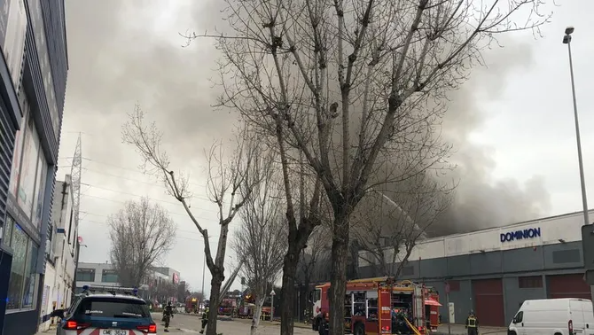 3CatInfo's tweet photo. Els Bombers donen per estabilitzat l'incendi que s'ha declarat en una nau de tractament de pneumàtics de Sant Boi https://t.co/PexN0rPdTw https://t.co/xU18abVMog