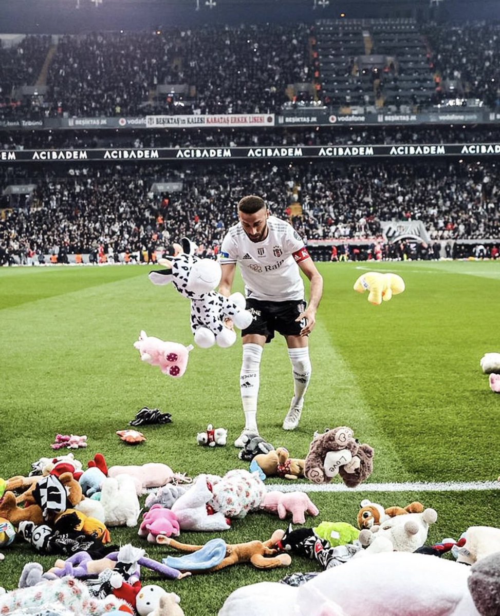 Sahaya atılan sadece oyuncak ve atkı değildi. Merhametti, iyilikti ve birlikti. Teşekkürler Beşiktaş 🤍🖤
#beşiktaş #bjk <a href="/CenkTosun_/">Cenk Tosun</a>