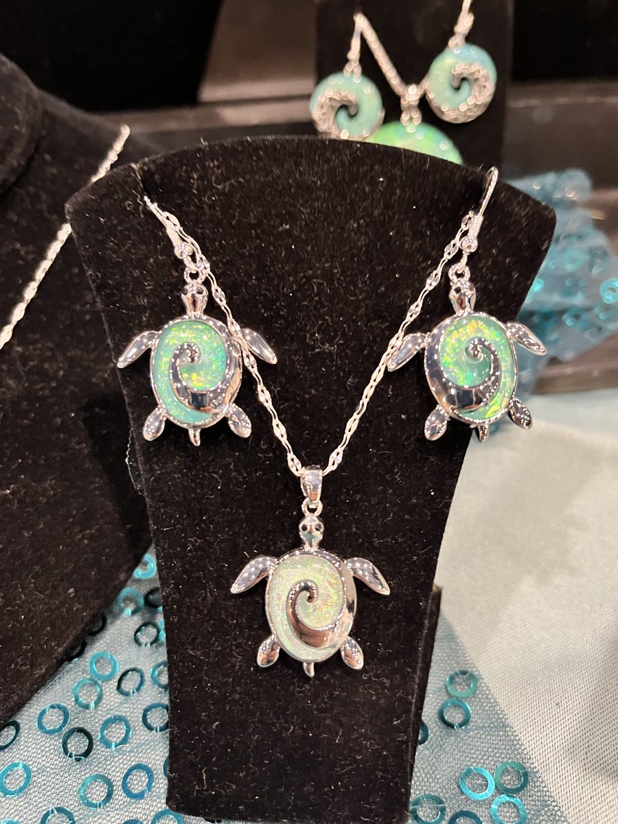 ShowTriangle's tweet image. Cool Jewelry At The Show

 gtshows.com

#wholesalejewelry, #wholesaleapparel #retail #boutique #fairtrade #fashionjewelry  #jewelrymarket #Greensboro_Gift_Jewelry_Show #GTS_Florida_Expo