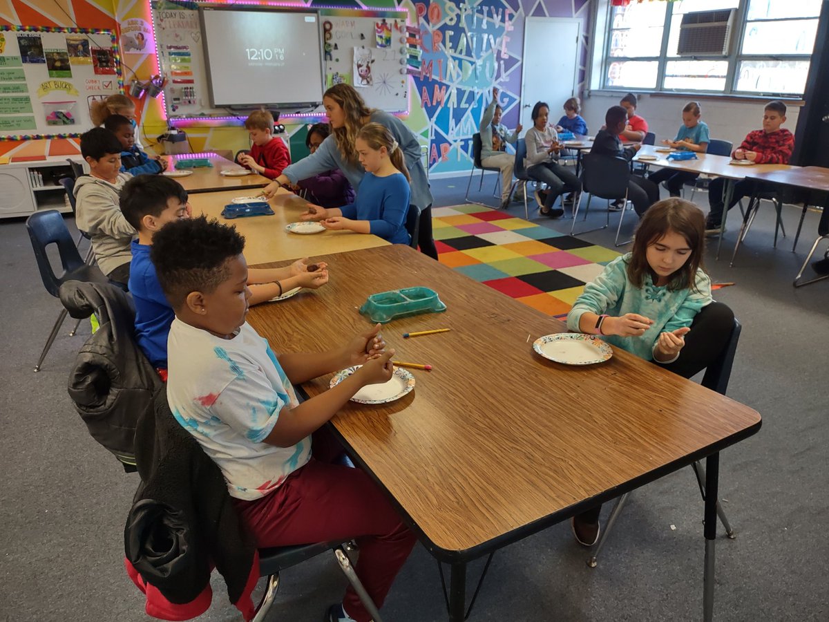 danneydailey's tweet photo. @FCSchoolsNC @YESjrjags @FCSHawthorne @FCACArts Youngsville Elementary 4th graders learning about Haliwa-Saponi culture &amp; clay sculpting with Senora Lynch, Haliwa-Saponi artist. https://t.co/8KqNMOs9yD